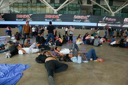 Los migrantes que se encuentran varados desde el pasado lunes en la Central de Autobuses de Monterrey, han pedido a las autoridades del INM que les resuelva su estatus.