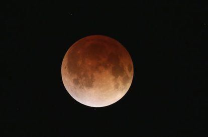 La luna durante el eclipse total, vista en Miami, Florida