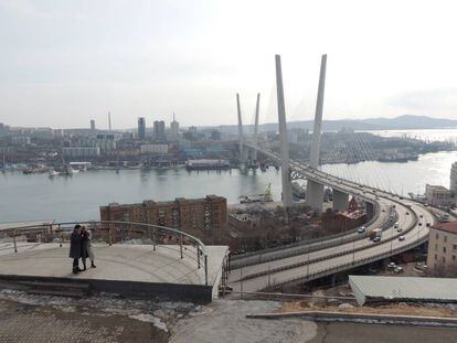 Imagen del puente del Cuerno de Oro en Vladivostok.