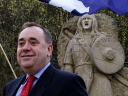 El primer ministro escoc&eacute;s, Alex Salmond, en el monumento a William Wallace.