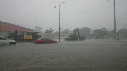 En Tampico, Tamaulipas los coches quedaron varados por la lluvia.