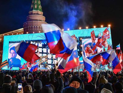 Cientos de partidarios de Putin celebran en Moscú el anuncio de los resultados provisionales, este domingo.