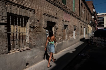 Una mujer camina delante de una casa de estilo neomudéjar en el barrio de Tetuán.