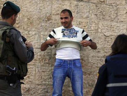 La policía resgistra a un palestino en la puerta de Damasco de Jerusalén.