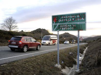 Cartel de entrada al Condado de Treviño, rodeado de pintadas.