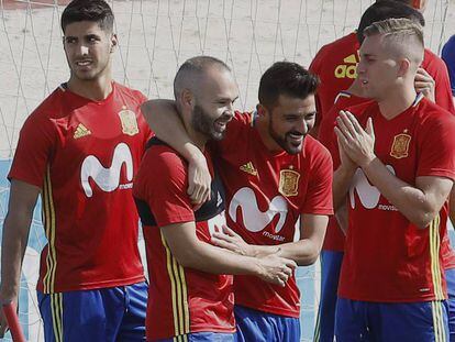 Entrenamiento en Las Rozas de la Selección Española de fútbol. En esta imagen, David Villa, Andres Iniesta, Asensio, Reina. En vídeo, la comparecencia de Villa el martes en rueda de prensa.