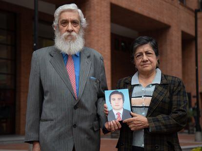 Padres de Eduardo Calderón, sosteniendo una foto de su hijo, en el norte de Bogotá, el pasado 29 de marzo.