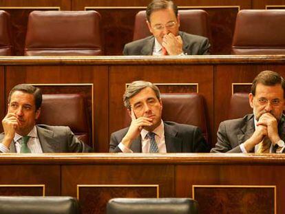 Eduardo Zaplana, Ángel Acebes y Mariano Rajoy, durante el pleno del Congreso en el que se votó el dictamen de la Comisión del 11-M.