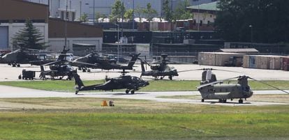 Helicópteros militares estacionados en una base del ejército estadounidense en Pyeongtaek, Corea del Sur, el 9 de agosto de 2021.