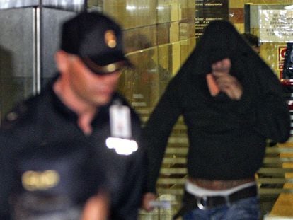 El actor porno Nacho Vidal se tapa el rostro a la salida de la Audiencia Nacional, tras declarar ante el juez, en octubre pasado.
