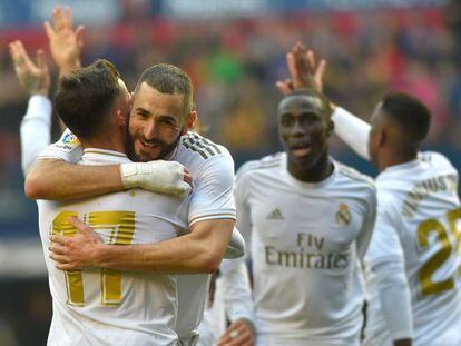 Lucas Vázquez recibe la felicitación de Benzema después de su gol a Osasuna. En vídeo, la rueda de prensa de Zidane tras la victoria.