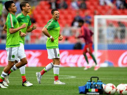 Moreno y Chicharito durante un entrenamiento con M&eacute;xico. 