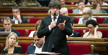 El presidente de la Generalitat, Carles Puigdemont, en el Parlamento catal&aacute;n.