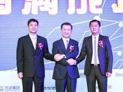 Desde la izquierda: Robin Li, de Baidu, con Wang Jailin, de Wanda, y Ma Huanteng, de Tencent
