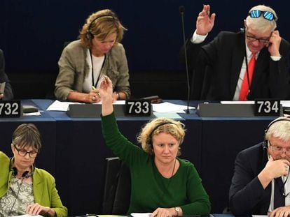 FOTO: Momento de la votación sobre Hungría, este miércoles en la sede del Parlamento Europeo en Estrasburgo. / VÍDEO: Comparecencia de Orbán, este martes, en el Parlamento Europeo.