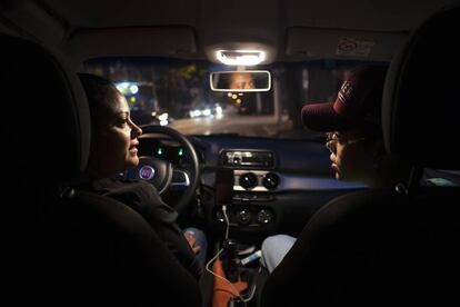 Su madre la recoge en su Uber al salir de trabajar.