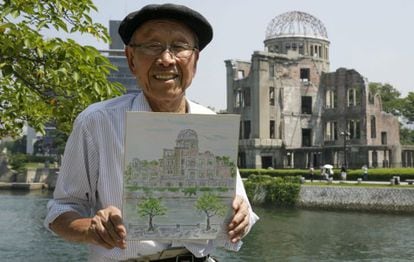 Hiroshi Hara, superviviente de la bomba atómica, muestra una de sus pinturas de la cúpula de Hiroshima que resistió a la onda expansiva.