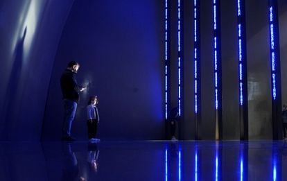Un padre y su hija contemplan una instalación de Jenny Holzer en el Guggenheim Bilbao, en octubre de 2019.