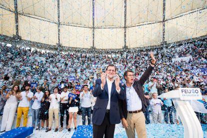 Rajoy y N&uacute;&ntilde;ez Feijoo, en un mitin de la campa&ntilde;a electoral gallega.