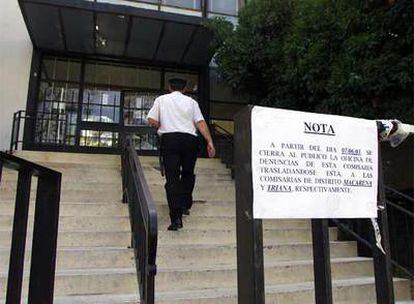 Puerta de acceso a la Jefatura Superior de Policía de Sevilla.