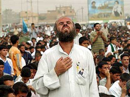 Un iraquí chií durante la oración de ayer viernes en Ciudad Sader, en Bagdad.