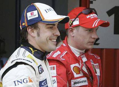 Fernando Alonso, sonriente, junto a Kimi Raikkonen tras la jornada de clasificación.