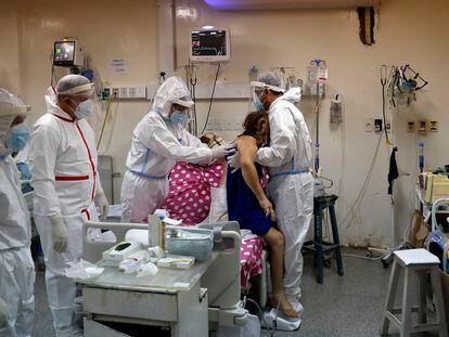 Trabajadores sanitarios atienden a una paciente de covid en la UCI del Hospital General de Luque (Paraguay), el pasado 11 de junio.
