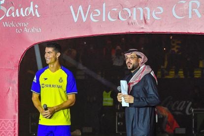 Cristiano Ronaldo, durante su presentación con el Al Nassr, este martes en Riad.