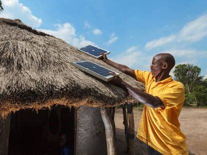 Paneles solares en cabañas de Uganda.