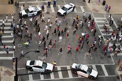 La protesta de &quot;Black Lives Matter&quot; momentos antes de que un francotirador asesine a cinco polic&iacute;as.