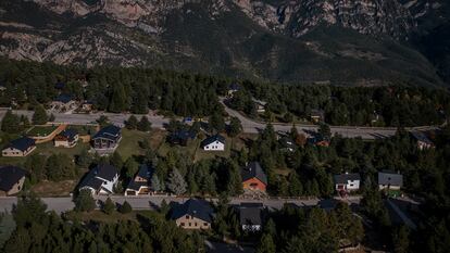 Urbanización de chalés en Port del Comte, en el municipio de La Coma i la Pedra, desde la estación de esquí.