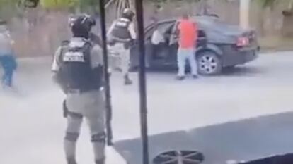 El automóvil en que viajaban los periodistas cuando fueron atacados, en una imagen de redes sociales.