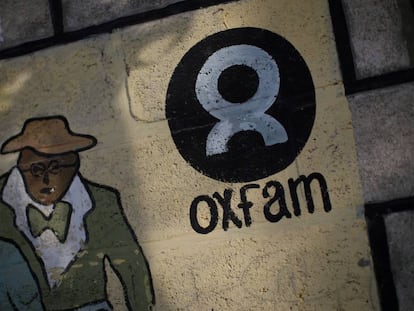 Logo de Oxfam en una pared de Puerto Príncipe, Haití.