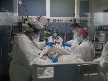 Sanitarios en la UCI covid del Hospital del Mar de Barcelona en abril.