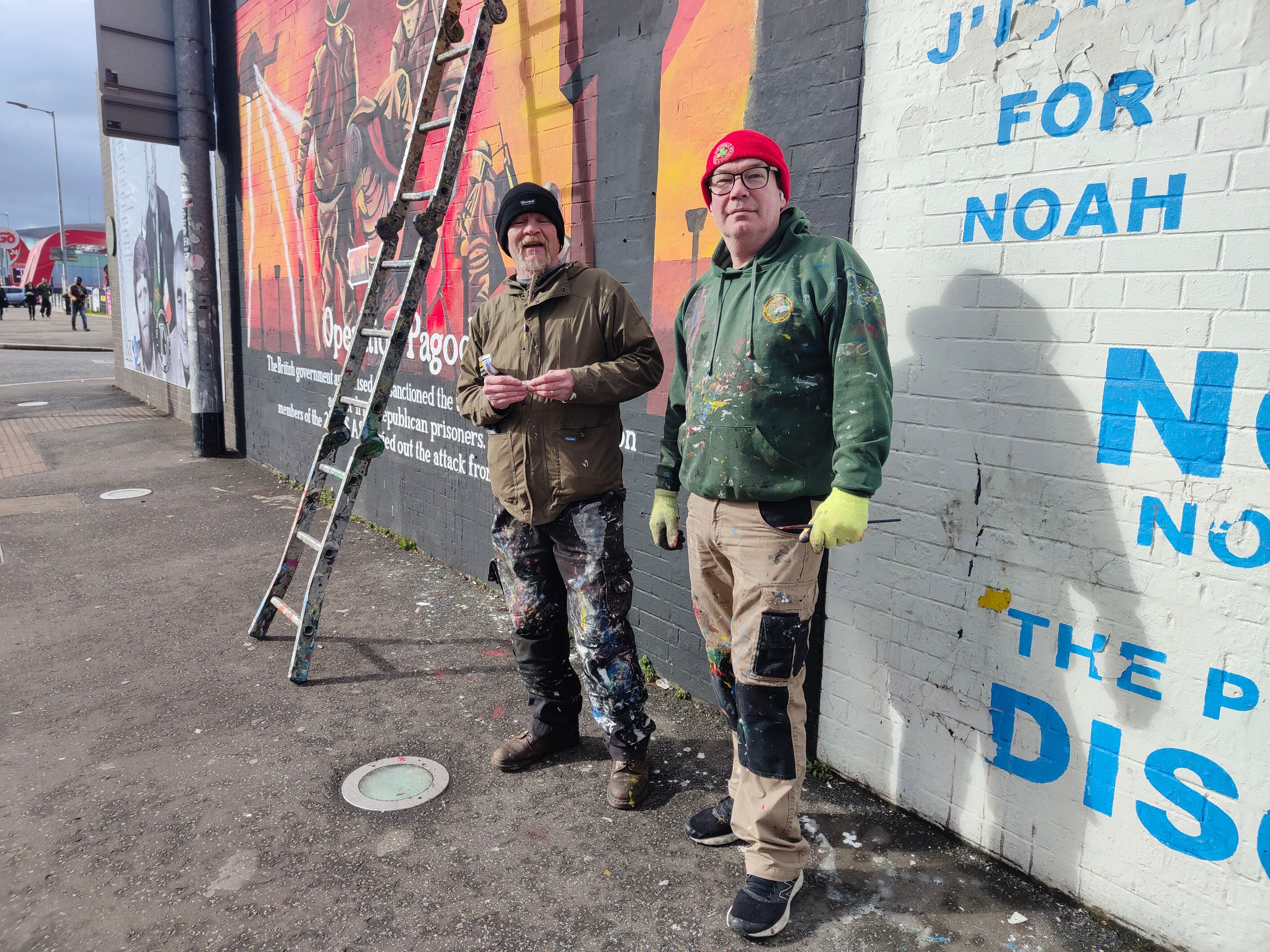 Dos expresos del IRA, el pasado jueves al pie de los murales que han pintado en Falls Road (Belfast).