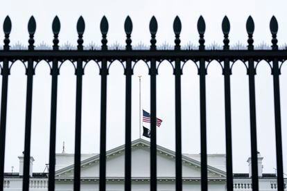 Por orden del presidente Joe Biden, este miércoles 25 de mayo las banderas estadounidenses ondearán a media asta. En la imagen, el estandarte principal de la Casa Blanca.