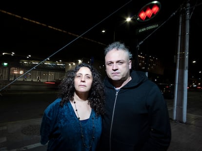 Carolina Adriazola y José Luis Sepúlveda, afuera de la estación Elisa Correa, del metro de Santiago, donde el 18 de octubre de 2019 un grupo de jóvenes comenzó las protestas por el aumento en los pasajes.