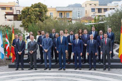 Presidentes autonómicos, junto al Rey y al presidente del Gobierno, en la última Conferencia de Presidentes, celebrada en la isla de La Palma en marzo.