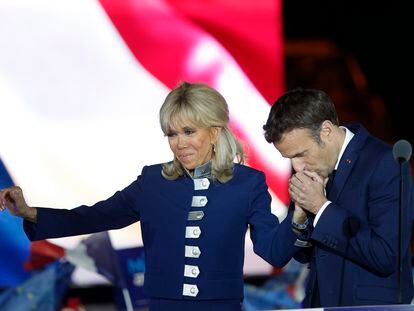 Emmanuel Macron, el 24 de abril de 2022 en París con su esposa, Brigitte, tras ganar la segunda vuelta de las elecciones presidenciales francesas.