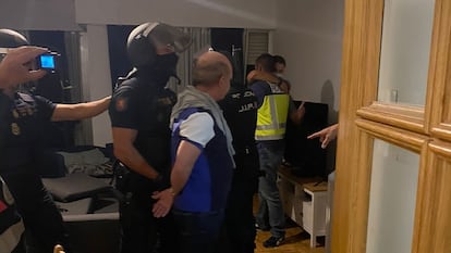 Momento de la detención de Hugo Carvajal en Madrid, buscado por la Justicia para su extradición a EEUU.