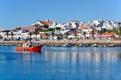 La vida en Lagos transita bajo la sombra de una muralla con varias y atractivas puertas de entrada, calificada como monumento nacional. Una de las joyas del patrimonio de esta ciudad portuguesa es la Iglesia de Santo Antonio, de estilo barroco y decorada con azulejos. En la fina arena de Meia Praia se escondió Francis Drake y llegaron galeones cargados de monedas de oro y piedras preciosas que procedían de las Américas. Aquí el horizonte se abre entre la amplia línea del océano, las dunas bajas y las colinas suaves y verdes. En ella pequeños restaurantes ofrecen pescados del día sacados directamente de las aguas cercanas. <a href="https://www.facebook.com/PalmaresBeachClub/" target="_blank">Palmares Beach</a> es una buena opción en la misma playa. Ideal para comer o cenar en un ambiente relajado. Pescado del día y ensaladas abundantes son sus dos señas de identidad.