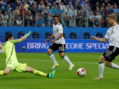Werner da el pase del gol de la victoria alemana a Stindl en presencia del portero chileno Bravo.
