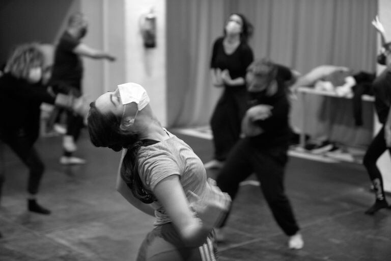 Una bailarina de la compañía La Basal, ensayando con mascarilla, en una imagen del 16 de marzo.