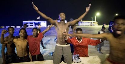 Un grupo de migrantes, tras entrar en Ceuta el pasado lunes.