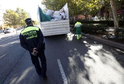 La Policía Municipal escolta los servicios mínimos de barrenderos en la avenida de Asturias.