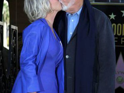 Helen Mirren y su esposo ayer en Los Ángeles.