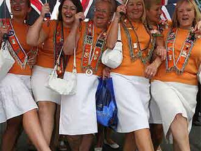 Mujeres protestantes desfilan con la Orden de Orange en Belfast.
