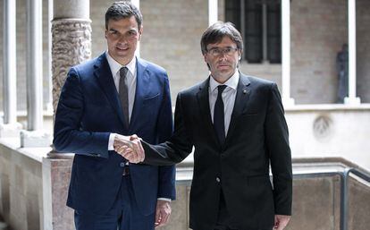 S&aacute;nchez y Puigdemont se saludan en la Generalitat.