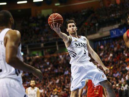 Rudy entra a canasta ante Joseph Jones.