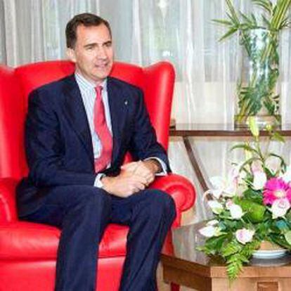 El Príncipe de Asturias, Felipe de Borbón (i), conversa con el príncipe Mulay Rachid (d), hermano del rey Mohamed VI, durante la reunión mantenida a su llegada el 17 de junio a Casablanca donde inaugurará mañana el VII Foro de Inversiones y de Cooperación Empresarial entre España y Marruecos, organizado por el Instituto Español de Comercio Exterior.